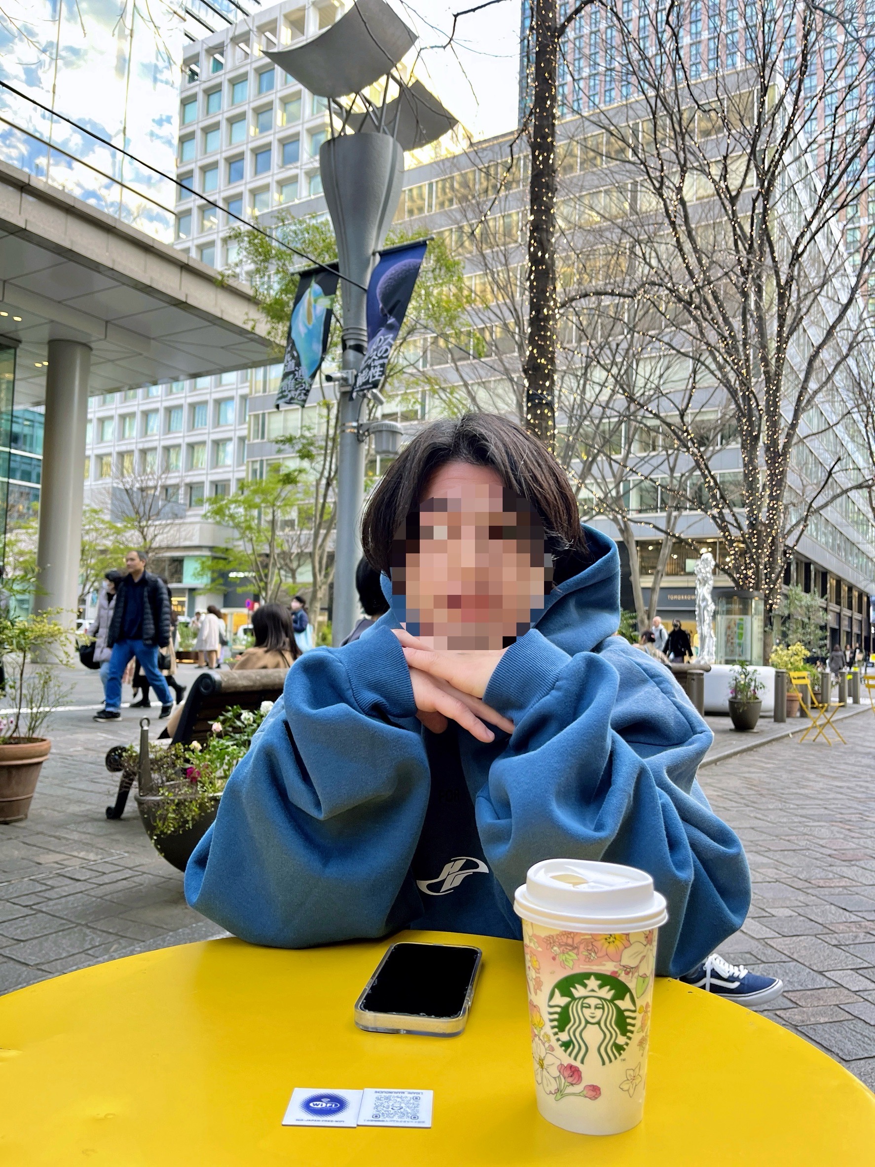カフェでの爽やかな雰囲気