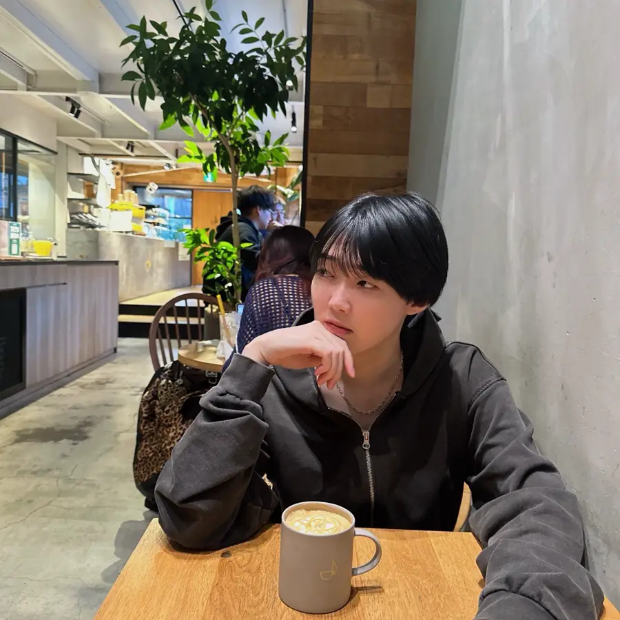 カフェでの爽やかな雰囲気
