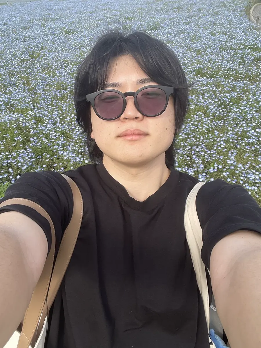 引き攣った顔